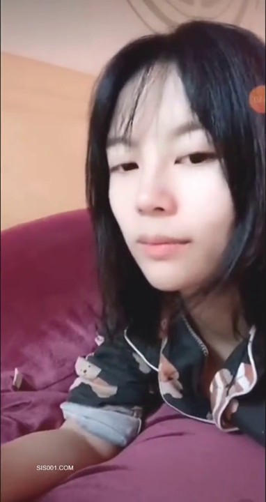 清纯美眉玩游戏太投入走光露点了都不知道