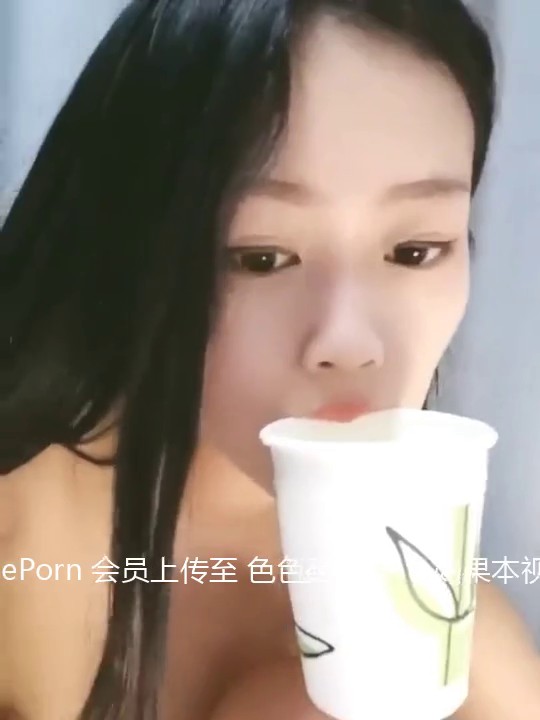 尿尿到底好不好喝 妹子来告诉你 不过看表情就知道了 妹子说为何我的尿有点酸