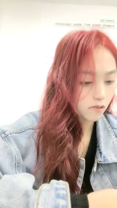 女神办公！~【奶白兔兔】，胆子真是太大了，颜值女神，上班办公室玩跳蛋厕所自慰，同事就在旁边【奶白兔兔】3