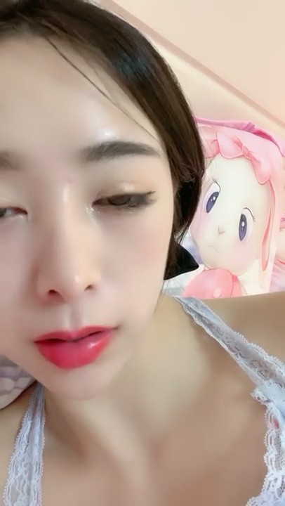 刚下海气质型美女还放不开小尺度秀，撩起睡衣揉捏粉嫩奶子，脱下内裤特写粉嫩美穴，呻吟娇喘听着非常诱人