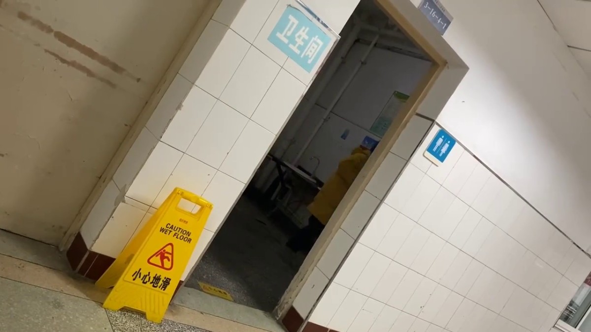 卫生院冒死蹲守风韵女医师 精致的肉穴和两片薄软唇看着就有欲望