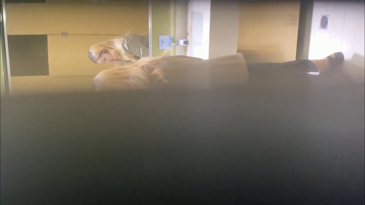 潜入高档餐厅偷拍黄发妹子丰腴的无毛B