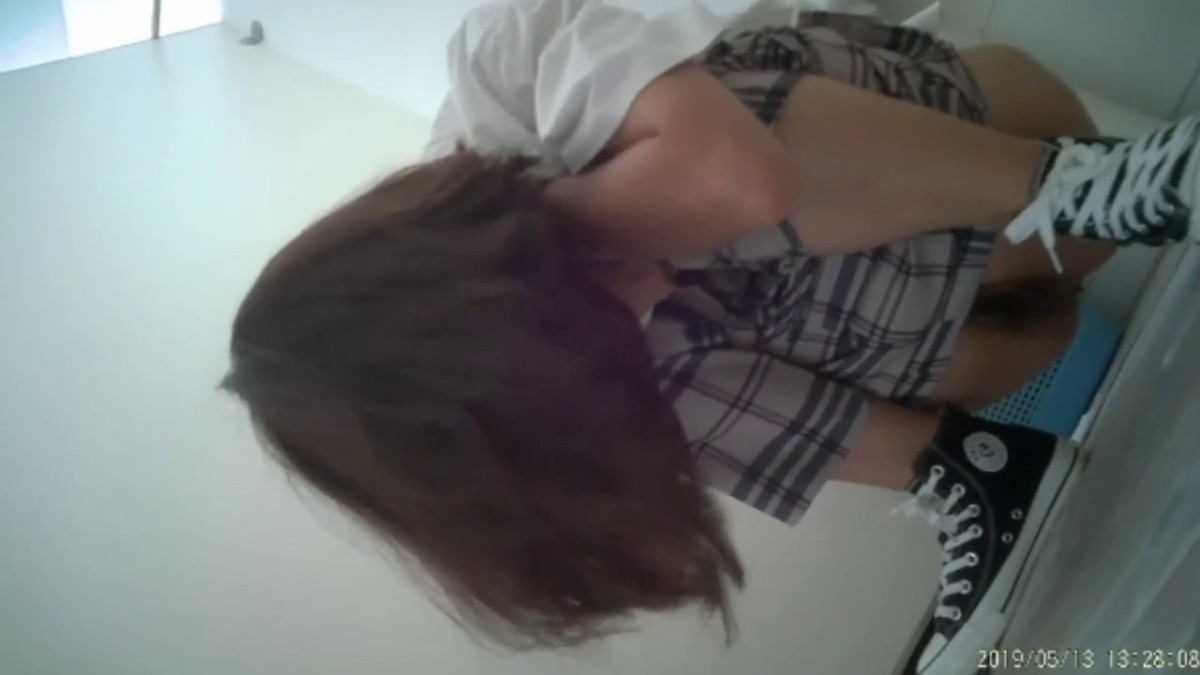 精品厕拍前后景 最新电子厂流出正面全景-穿连体裙的妹子脱光的只剩黑色裹胸