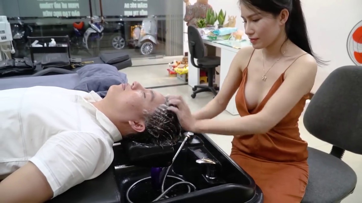 难怪男客人都喜欢在这洗头 这美女的奶子可真大 又白又嫩.