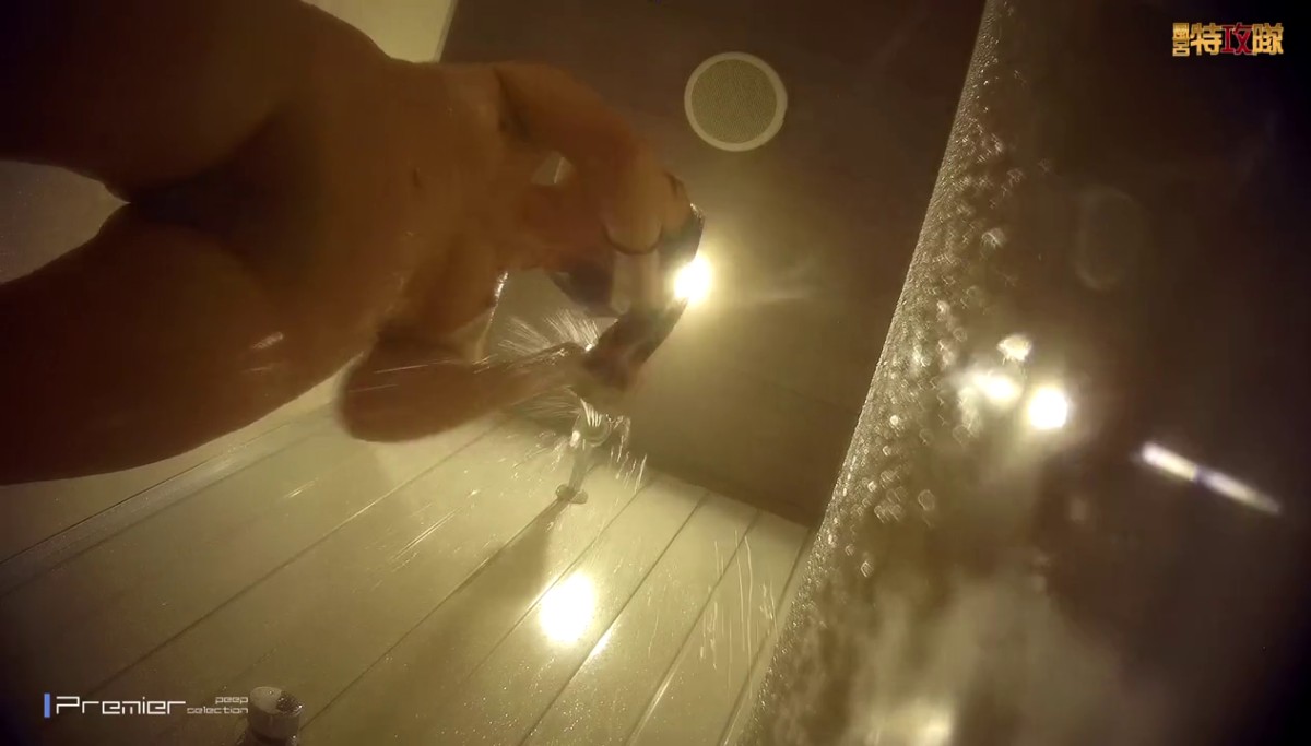 9月新流美女聚集地游泳馆女士换衣淋浴间内部真实偸拍防水高清设备刺激角度欣赏多位美女洗澡还发现一位怀孕不久的小少妇