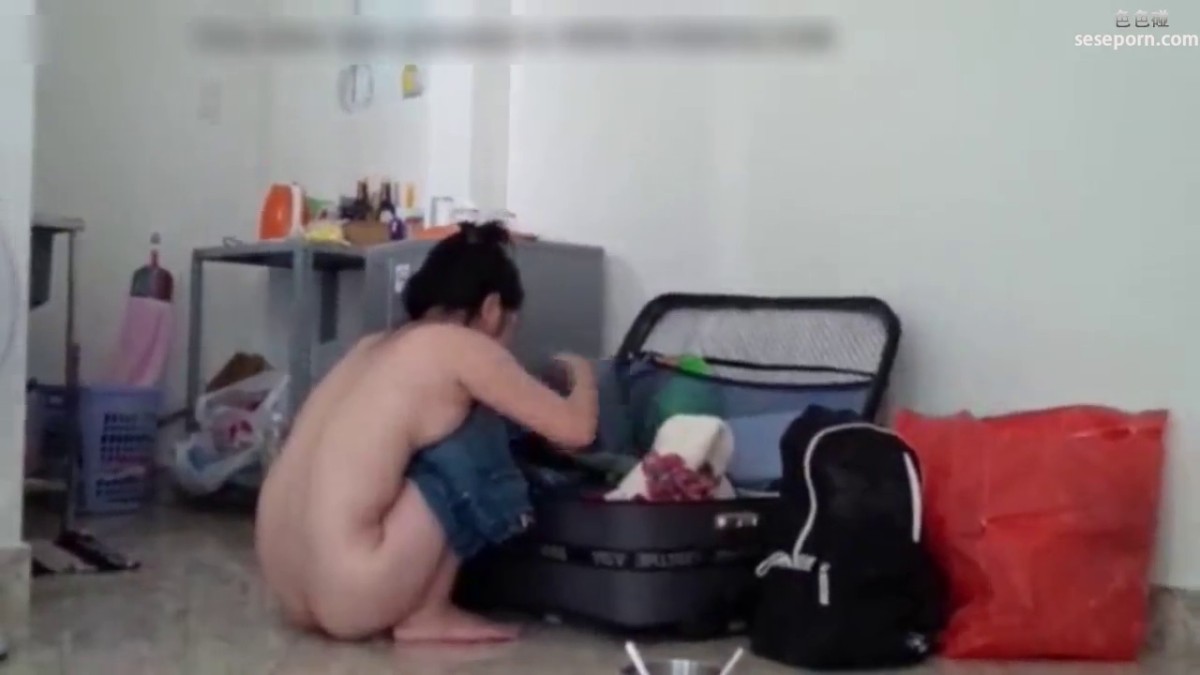 同居女友洗完澡出来找衣服穿趁她不注意用手机偷偷拍下