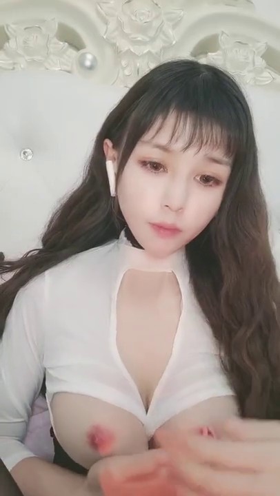 漂亮眼睛极品颜值女神下海大尺度秀，戴义乳奶头乳夹，超近距离特写自慰，假屌抽插嫩穴，双指抠入搞得很湿