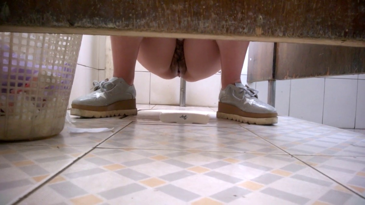 偷拍奶茶店非常漂亮的小嫩妹 非常精致饱满的馒头B