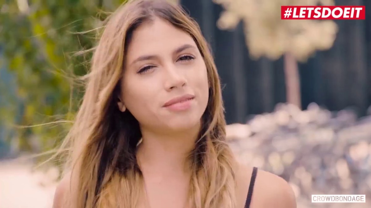 金发情趣内衣女孩丰满圆润屁股扭动太诱人了车间里绑住手火烧屁股这边操别人在拍下来