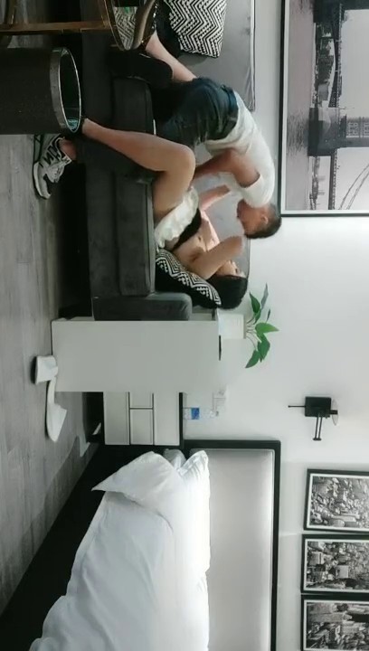 2021.9.17，【鑫仔探花】，大眼萌妹深夜来相会，粉嫩大胸，小伙急不可耐沙发上狂亲，视角专业，高抬双腿一场欢愉