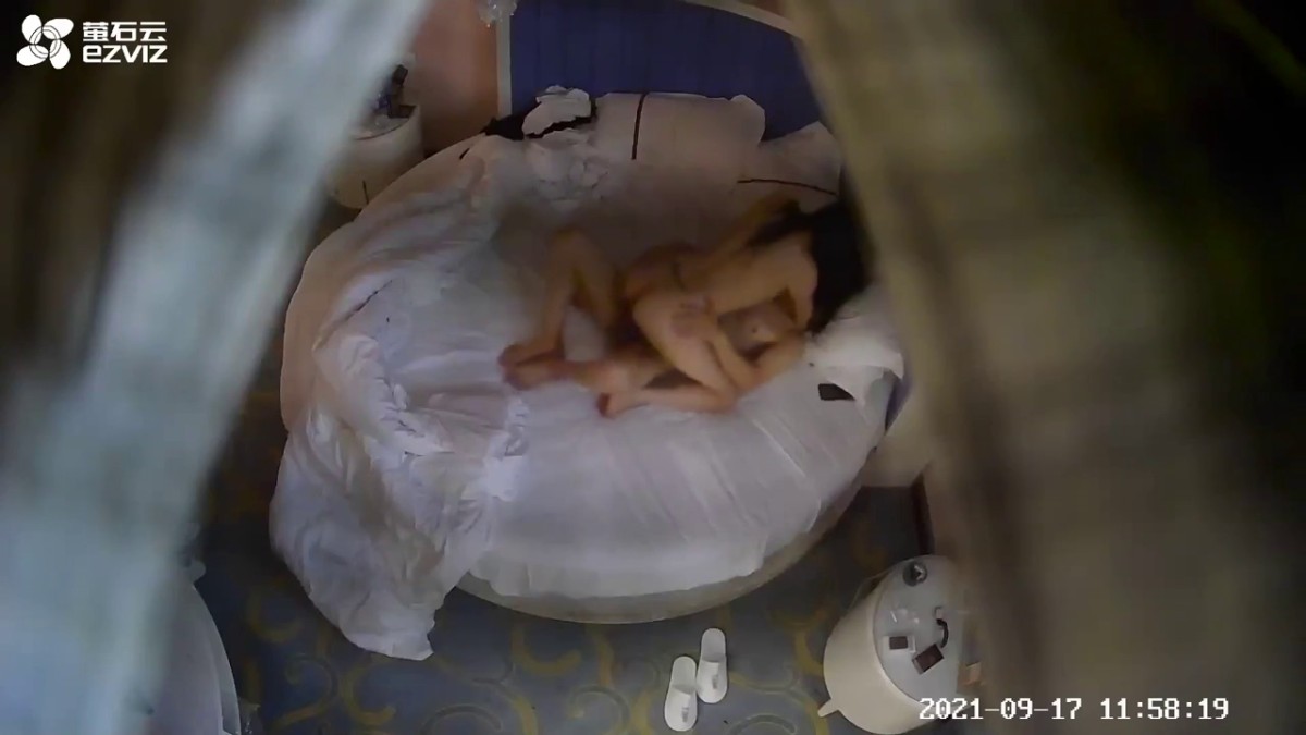 2021-09-17新鲜出炉萤石云闷骚型大长腿美女用脚挑逗男友主动出击舔奶舔J8女上位使劲扭叫声销魂还说你太棒了