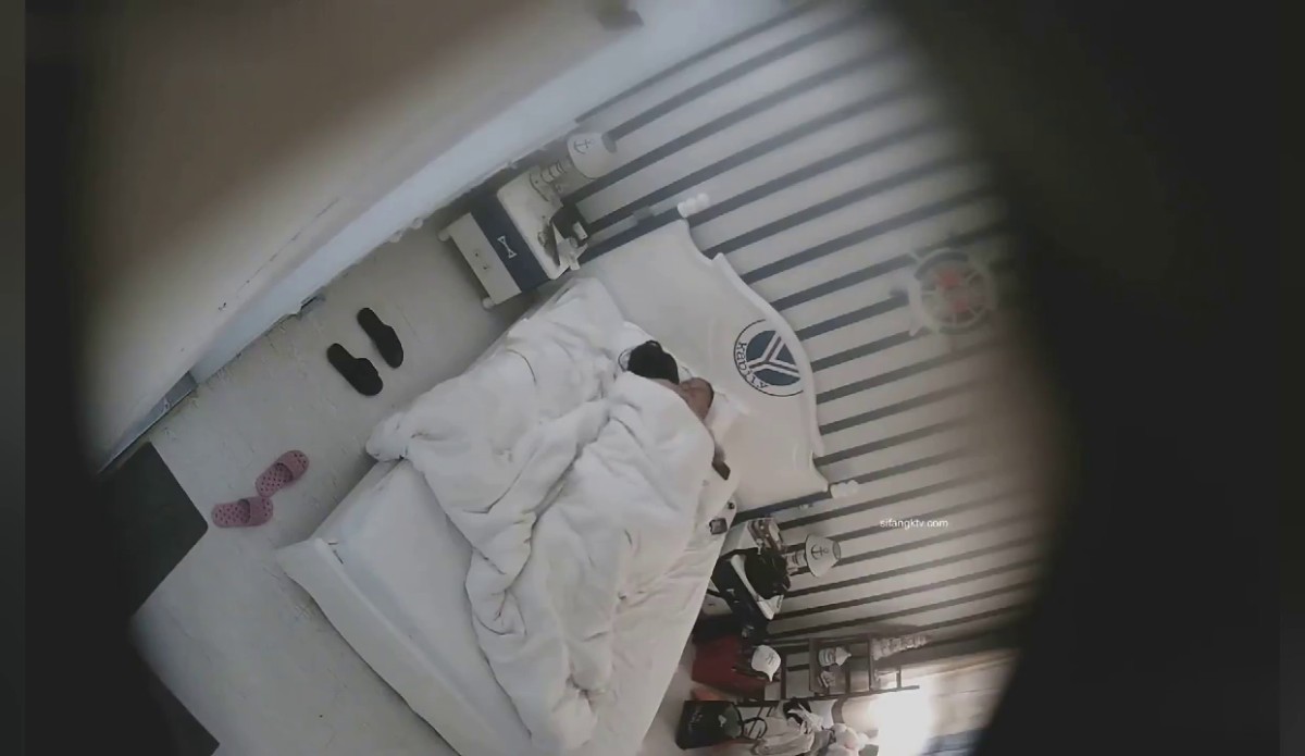 绝版情趣酒店船长房摄像头偷拍大叔和年轻情人外地游玩还给买了不少名牌衣服开房激情