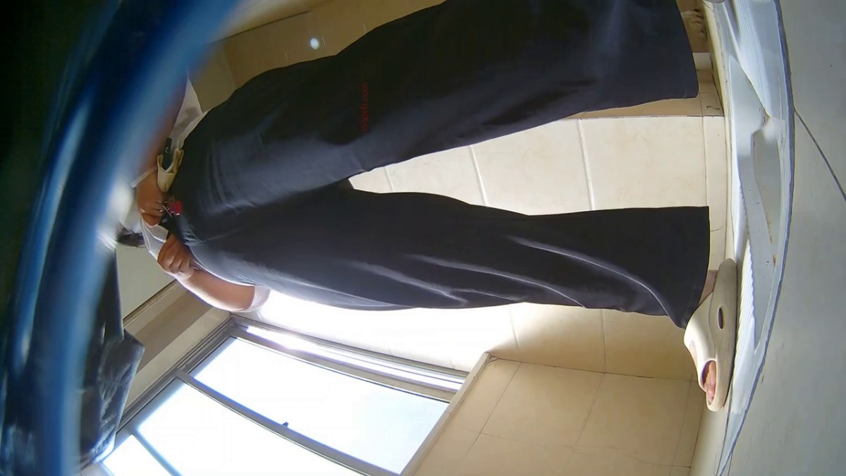 2021十月最新流出国内厕拍大神潜入高校全景广角厕拍 第二季眼镜美眉尿完抖两抖1080P高清版