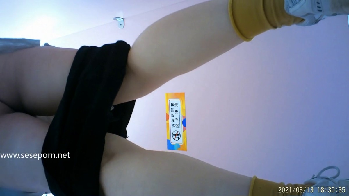 【2021】精品厕拍《前后全景》-略带忧伤的小美女(后景)