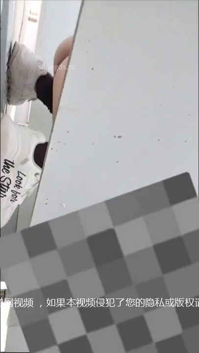 九月最新流出 大神潜入某大学舞蹈教学楼厕所手持偷拍舞蹈生换衣服尿尿第3期金色舞鞋学妹两颗小白兔看着很嫩