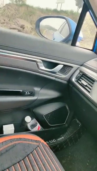 《户外嫖婆姨》炮哥冒充滴滴网约车路边拉少妇上车假借消毒给少妇喷催情药欲火浑身求被干呻吟刺激