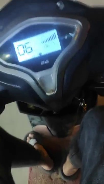 小黑凤楼探花晚上骑着电驴到城中村淫窝找了个年轻妹子吃快餐隔壁房间小姐叫得真大声