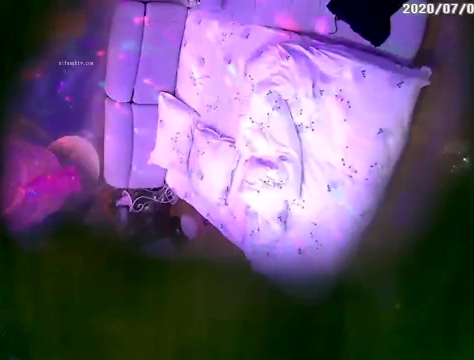 浪漫霓虹灯主题酒店两对小情侣开房造爱都很激情第一个白虎一线天胖妞主动很骚第二个美女被男友先舔再干尖叫老公我不行了