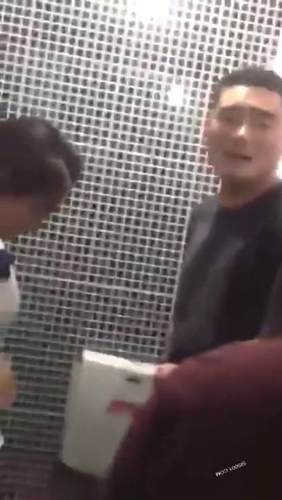 男子在女厕所啪啪被发现 貌似足疗技师和客户被老板发现了 还打了一耳光 好尴尬