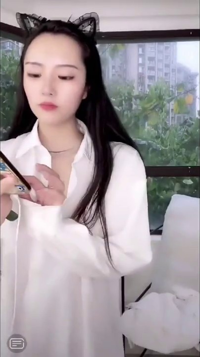 精选美女走光系列 超高颜值美女直播 弯腰不小心露出了奶子 小葡萄又粉又嫩