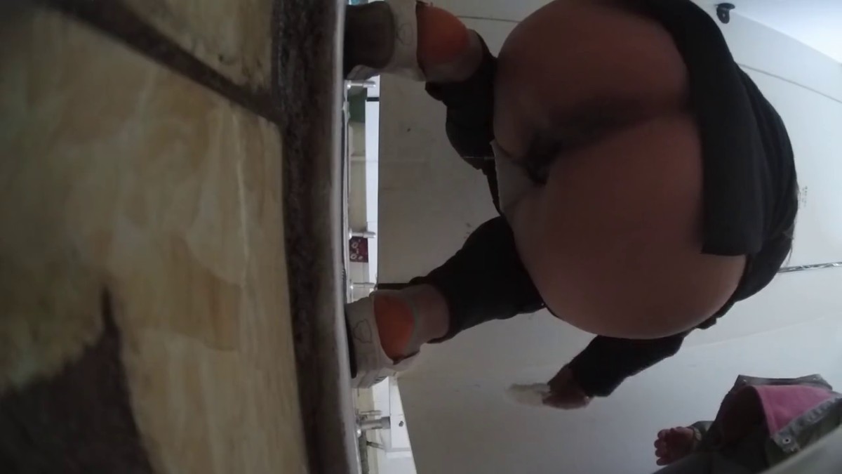 2021精品厕拍商城（呕吐、大号篇）2 美女妈妈歪着屁股嘘嘘 美女妈妈歪着屁股嘘嘘