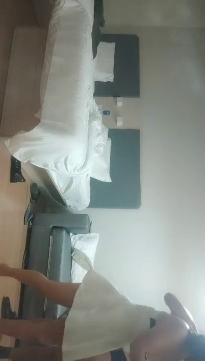 2021.11.5，【小夏探花】，短发小少妇，以前学过舞蹈，一字马抠粉穴，饥渴淫娃满屋的骚气，白嫩翘臀高耸求深入