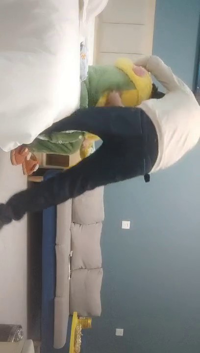 2021-11-9 小夏寻花00后超嫩萌妹子 ，腿上纹身翘起屁股揉穴 ，深喉口交骑乘主动套弄 ，扛起双腿抽插猛操