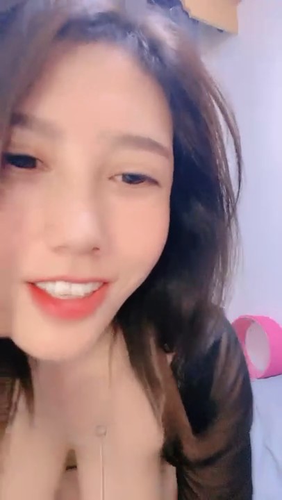 D罩杯极度风骚御姐喜欢玩诱惑 ，透视装黑丝揉捏大白奶子 ，拨开内裤掰开小穴 ，手指快速拨弄阴蒂浪叫