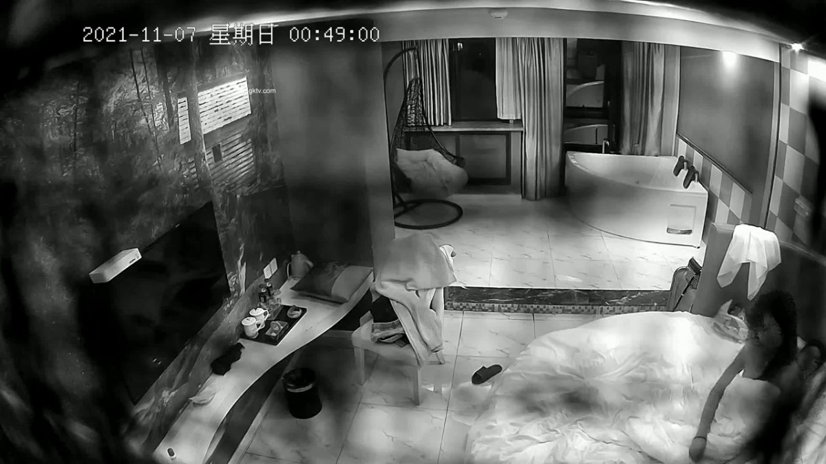 2021-11-7新解密酒店安防摄像头偷拍和单位女同事吃完宵夜开房激情啪啪