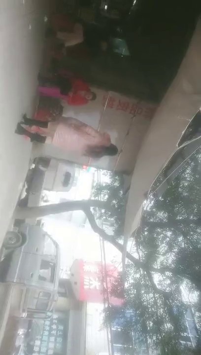 站街女探花骚白寻花小巷口守了半天100块整了个92年小少妇去出租屋吃快餐