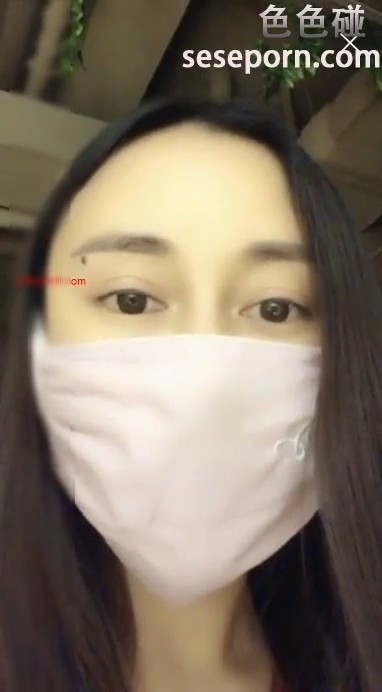 为礼物吸粉胆大包天的美女主播温泉洗浴中心女澡间开直播顾客无辜入镜休息大厅放自己的动作片国语对白