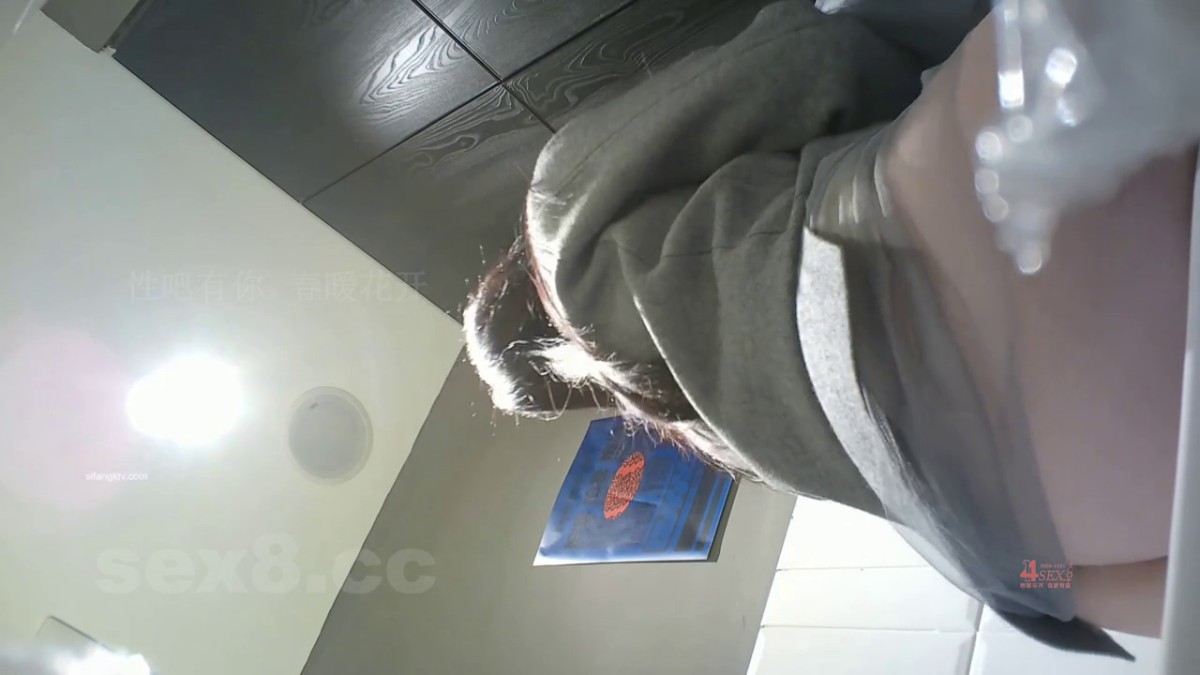 十二月最新流出大师级 商场偷拍毒辣刁钻后怕角度清洗到水从哪里来尿到哪里去一览无遗011