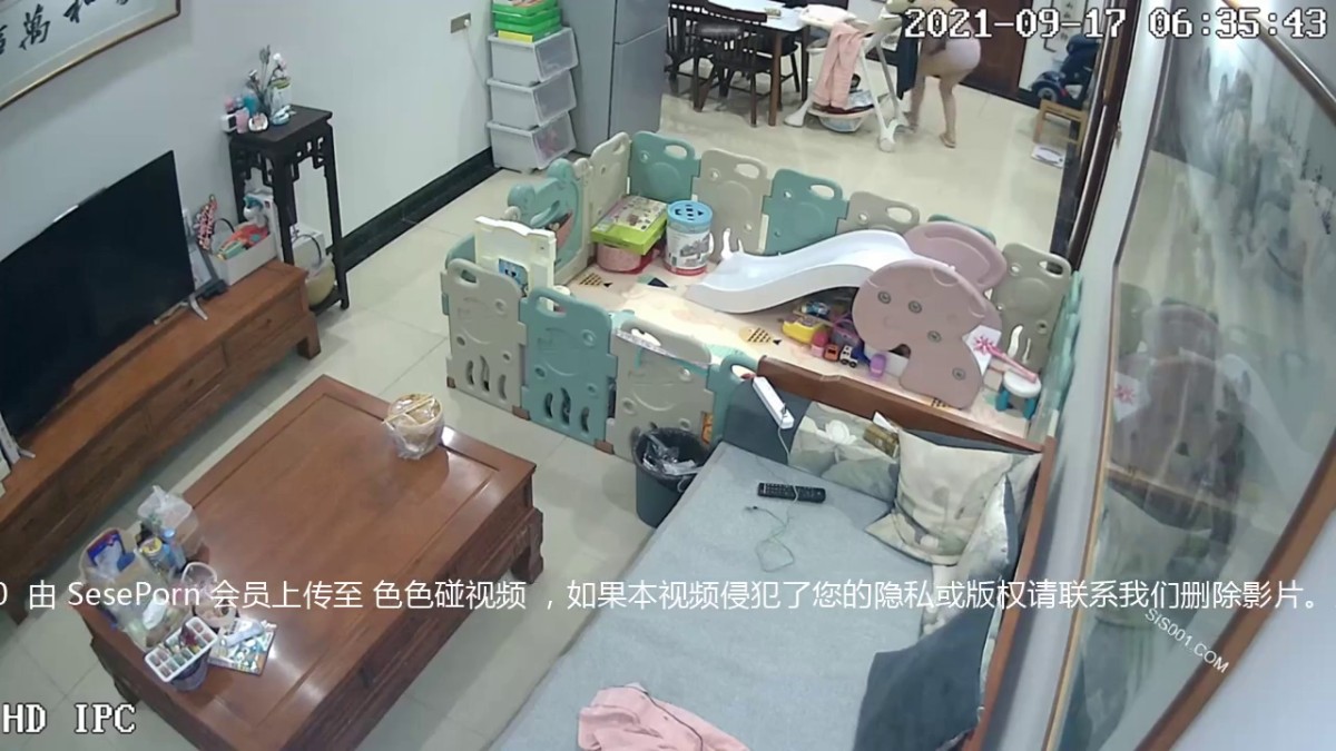 家庭摄像头破解 偷窥漂亮少妇光屁屁换衣服 拖地日常