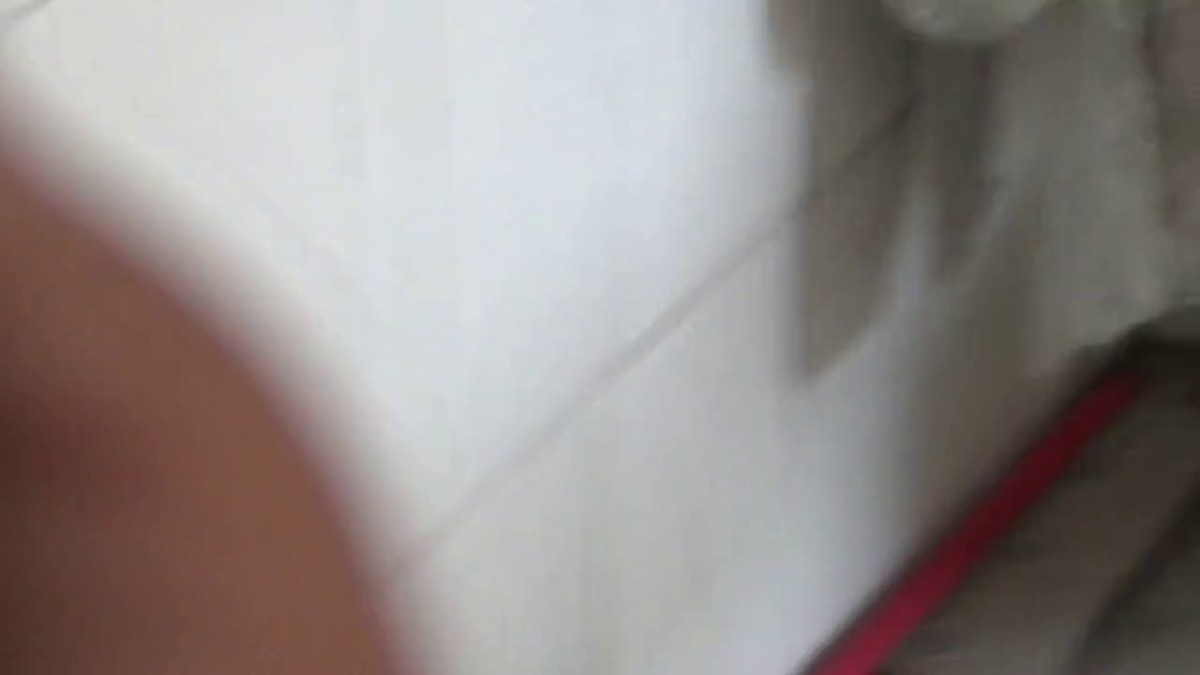 潜入学校女厕偷拍美女学姐的大肥B