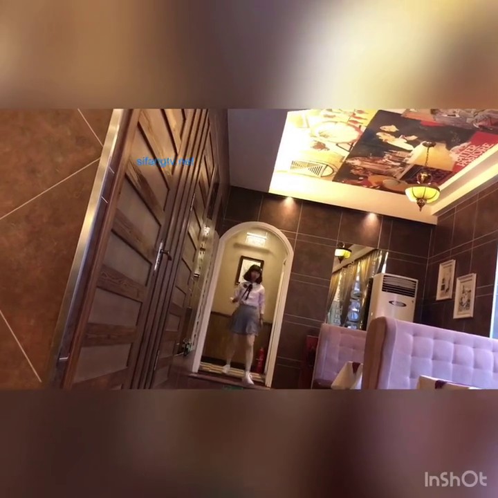 《魔手 外购》都市坑神溜进商场西餐厅极限偸拍多位年轻姑娘中途上厕所进去现场实拍出来时再拍个脸