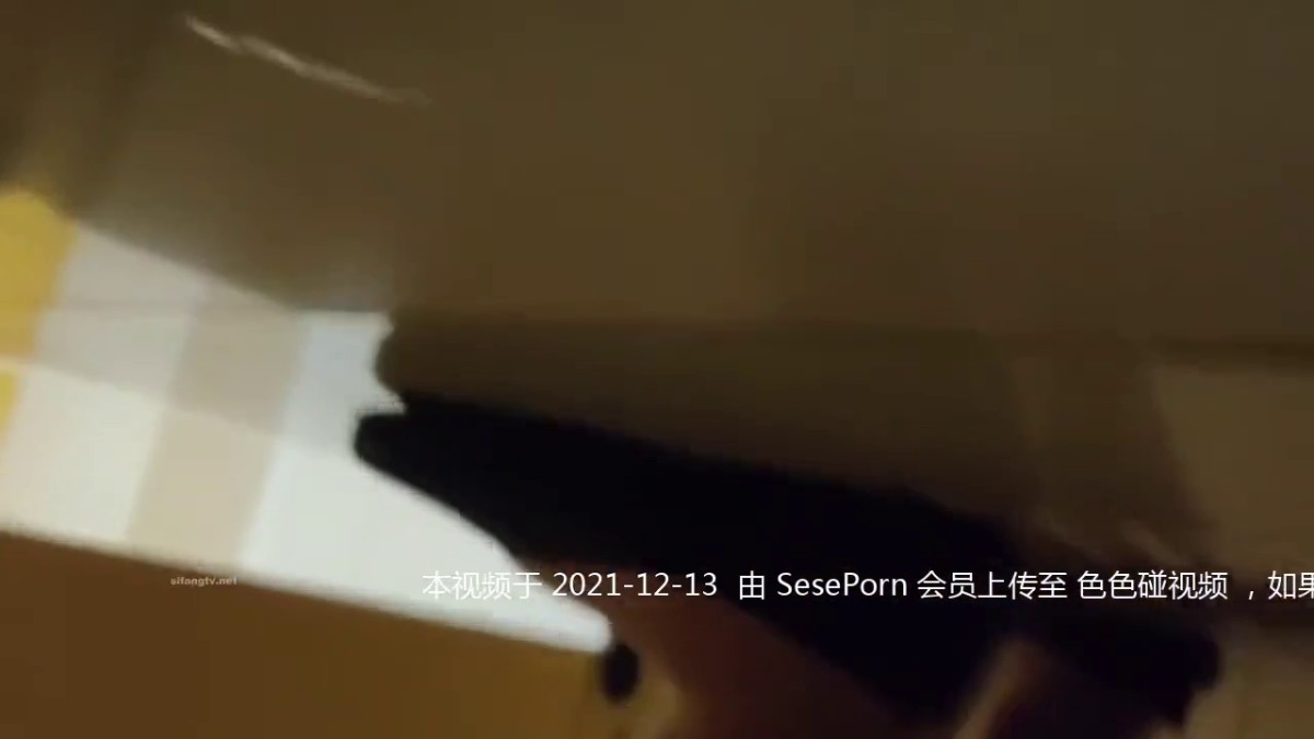 魔手外购 极品厕拍《天眼高清4K》镜头直接伸到B下拍摄捅在了美眉屁股上妹子紧张回头：谁啊妈的你有毛病吧2021-03-10_23-53-16