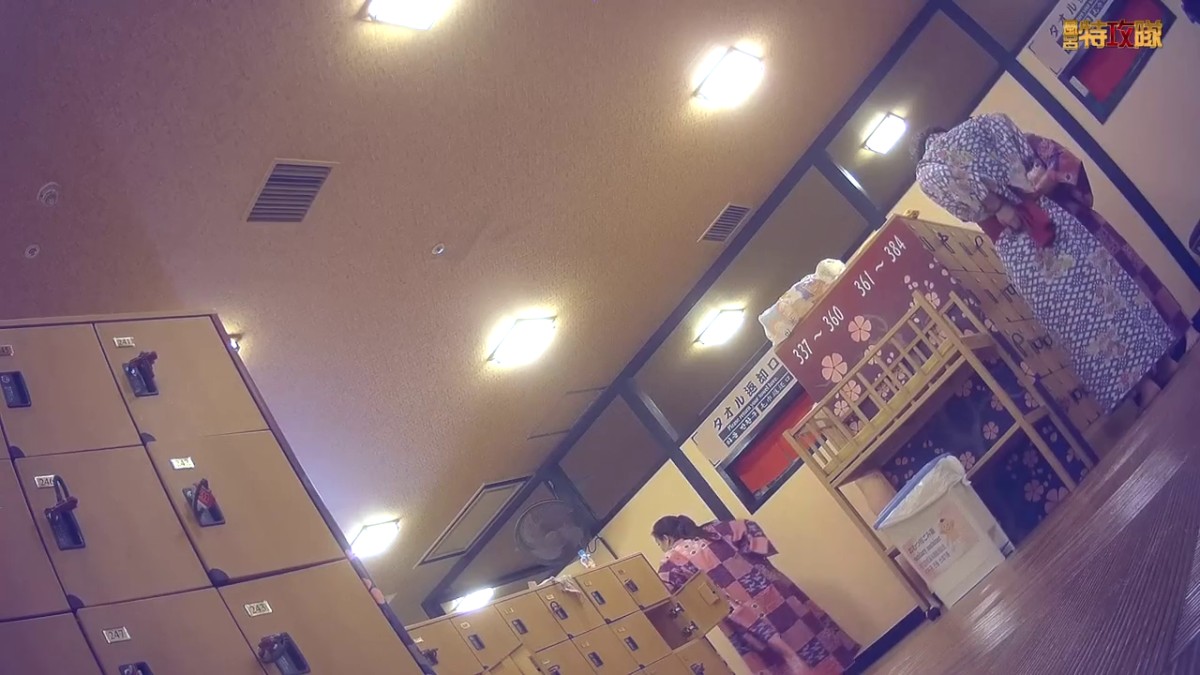 带你真实了解大众洗浴中心女士换衣和洗浴间内部春光专挑年轻脱光衣服的拍首位入镜的美女就很极品大奶坚挺阴阜高耸