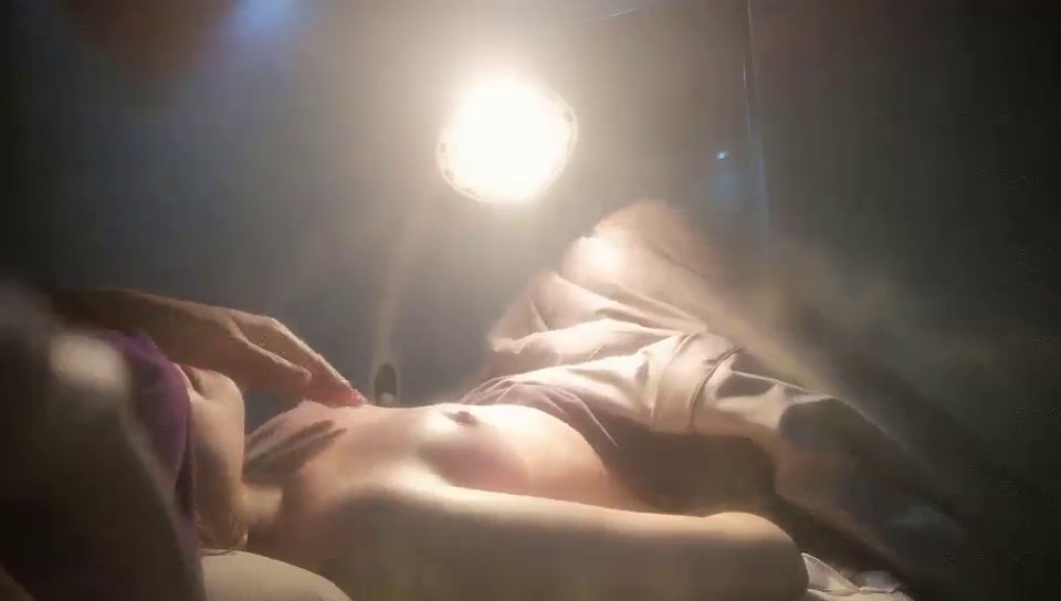 2021-12-12_推油少年_偷拍客户特殊服务，一线天肥穴骚女，按完背部按下面，镜头对美穴按摩床上操