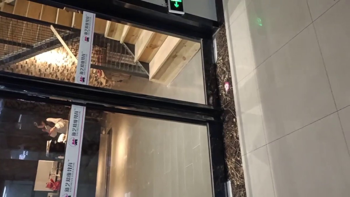 新流出 培训机构 新来的实习生小妹 跟着她去WC拍小黑B