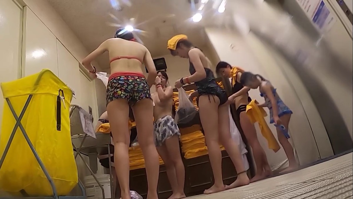 浴室更衣间偷窥多位美女少妇脱光光了进去洗澡