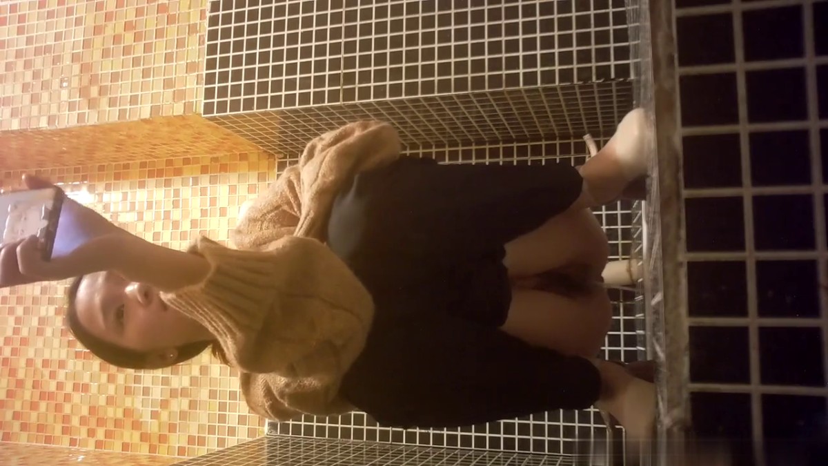 餐厅女厕偷拍 有着一撮性感阴毛的少妇