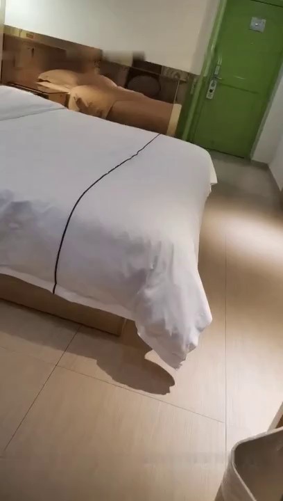 【秦总探花】酒店约啪黑丝苗条上门妹，颜值高身材好，服务周到体贴，再持久也要想办法让射出来