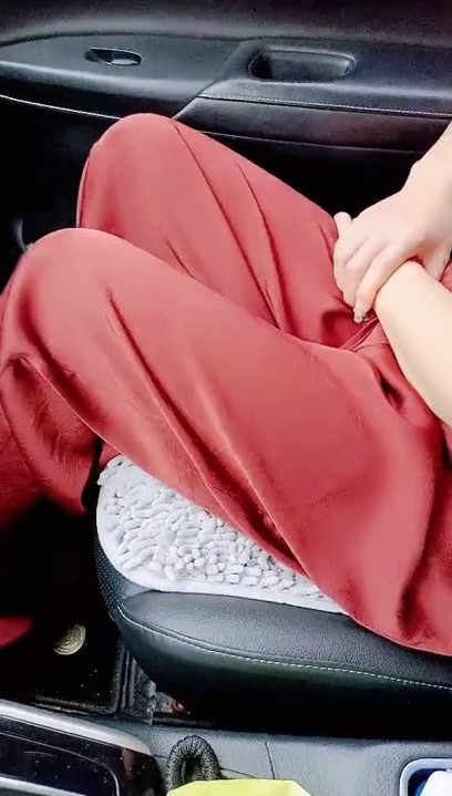 【剧情演绎】骚妇与炮友超爽车震 无套艹逼，超凶超猛，一顿狂艹，简直爽歪歪！