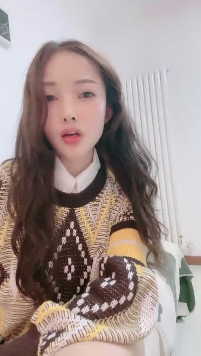 高颜值情趣装短裙御姐初次下海精彩小秀，漏出骚奶子揉捏刺激狼友互动撩骚，撅着屁股看逼逼自慰呻吟表情好骚