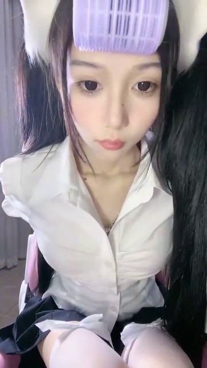 绝对极品！清纯系天花板！双马尾顶级美少女，纤细美腿白丝袜，玻璃棒插无毛嫩穴，快速猛捅