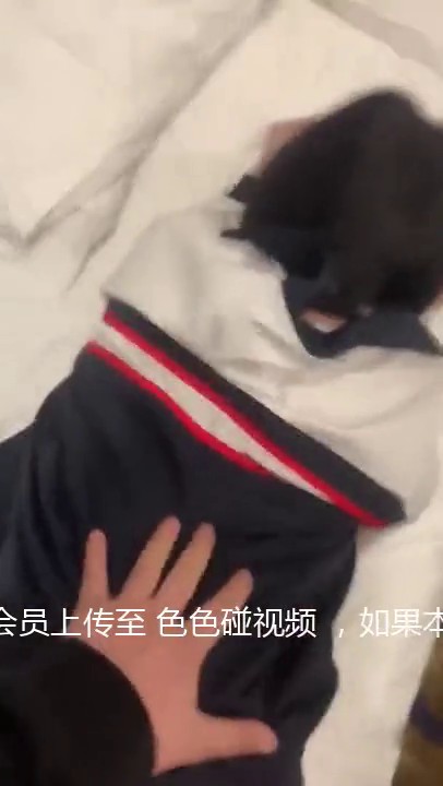 震惊 老师眼里的乖乖女 家里的宝贝 学校里的三好学生 山东校服学生妹玩3P 稀毛鲍鱼 娇乳都是粉粉嫩嫩