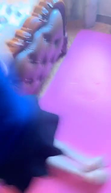 三十岁的少妇露脸情趣黑丝豹纹丁字裤酒店强推外卖小哥，激情3P浴室内洗澡吃两根几把，在床上被前插后入第三弹