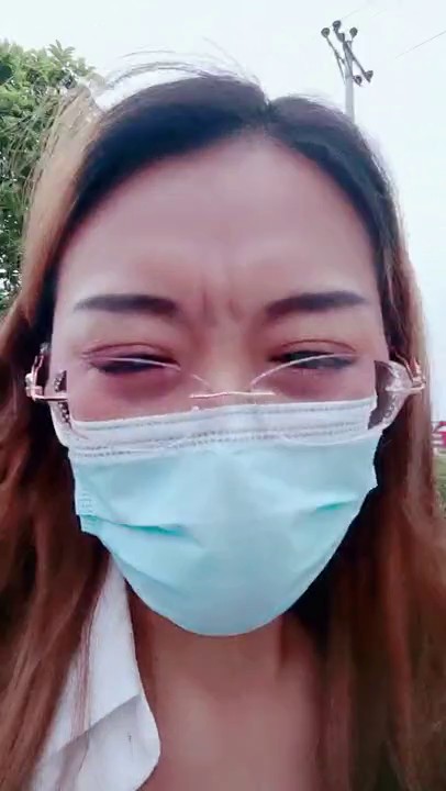 高能户外4.12 极品美女夹着大黑牛在大爷旁边自慰失禁 淫汁沿着美腿流下 大爷瞧地上的淫水看呆了 嗡嗡的声音强忍快感 (2)