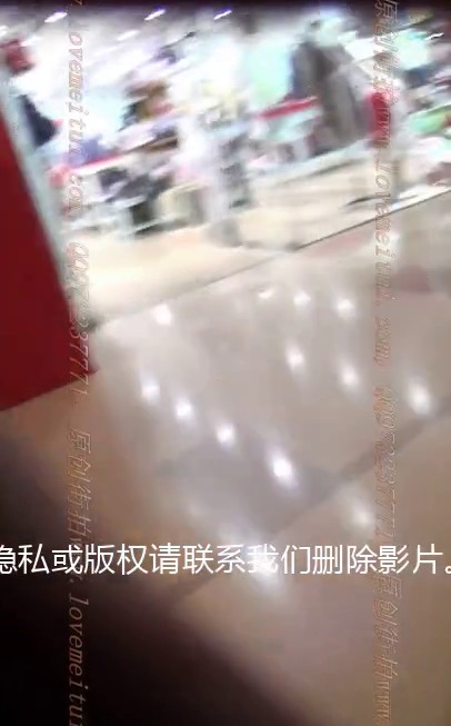 VIP资源街头偸拍达人冒风险步行街极限抄底各种美女靓妹性感短裙丁字裤还是洋妞牛逼貌似没穿 (26)