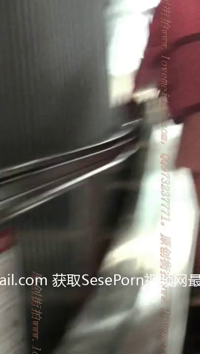 VIP资源街头偸拍达人冒风险步行街极限抄底各种美女靓妹性感短裙丁字裤还是洋妞牛逼貌似没穿 (28)